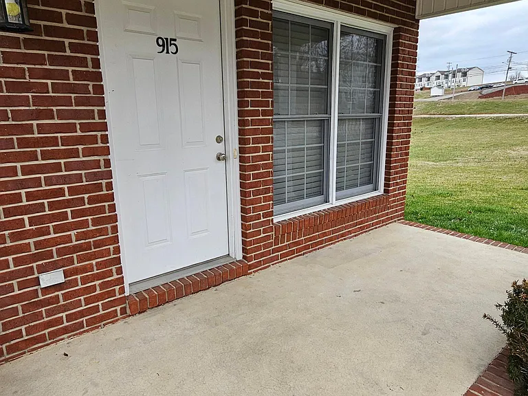 915 Nottingham Dr — Photo 3