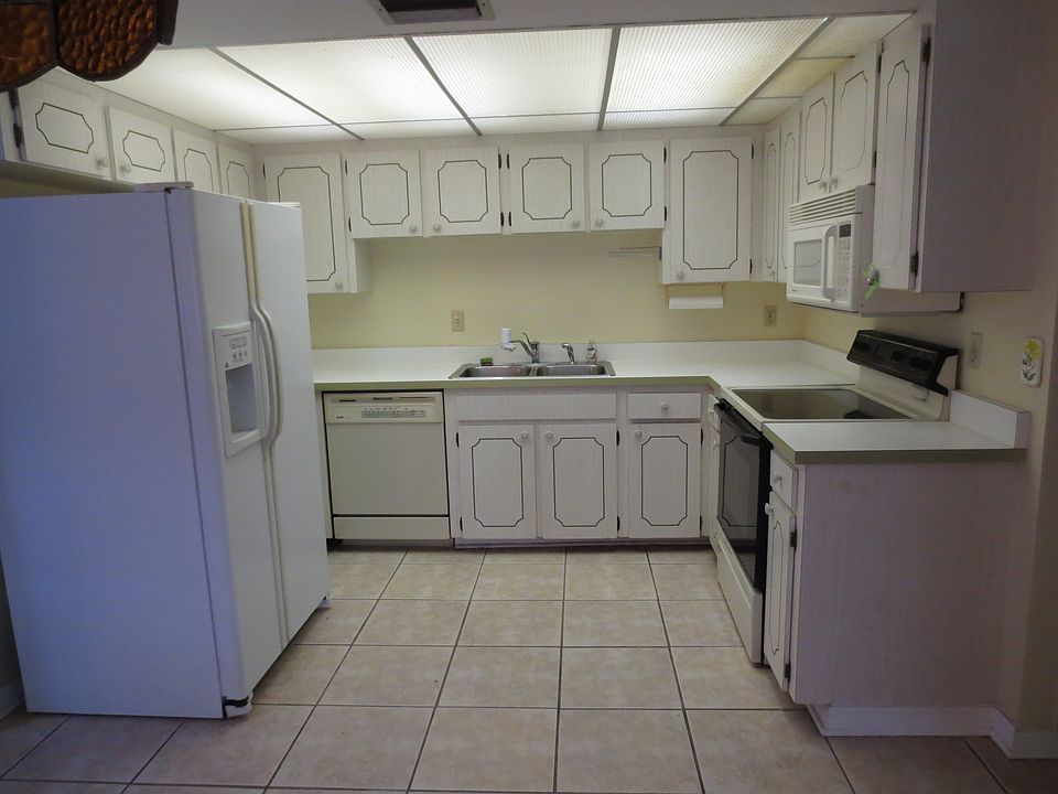 2nd image of 211 Colonial Ln