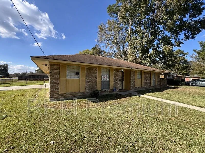 3 bed, 2.0 bath, 1710 sqft, $1,625 — Photo 2