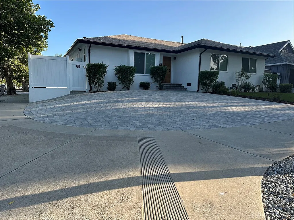 4 bed, 1361 sqft, $4,600 — Photo 2