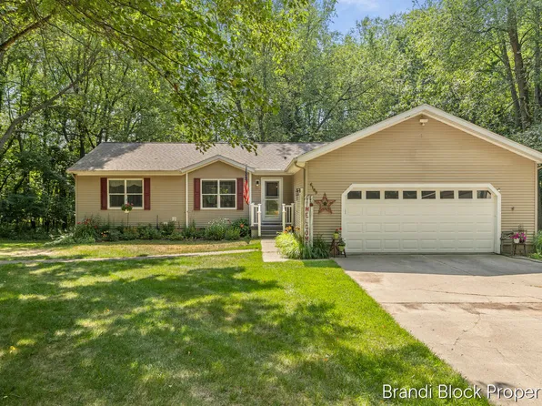 6189 Tanglewood Dr, Lowell, MI 49331