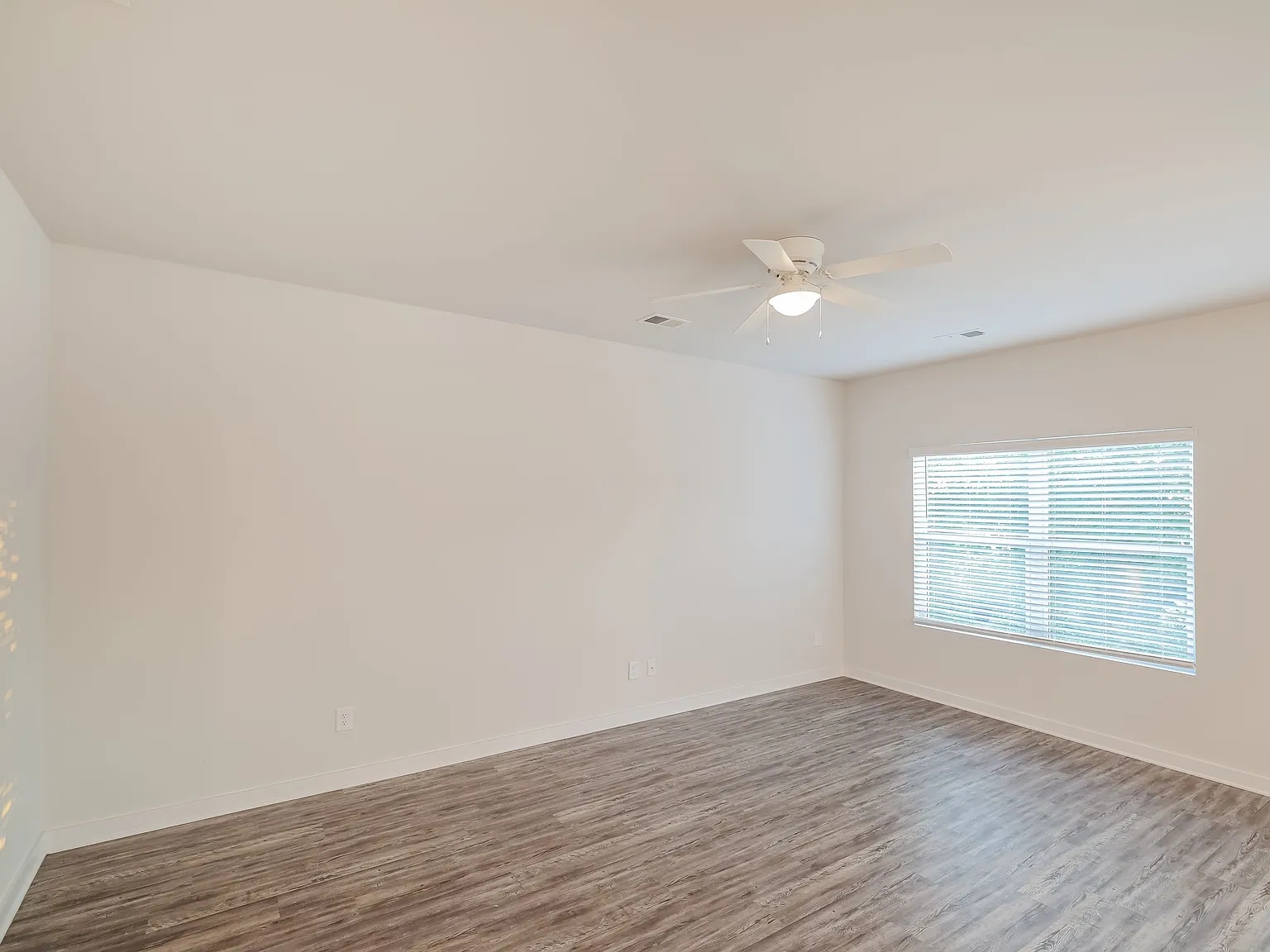 4 bed, 2.5 bath, 2047 sqft, $2,099 — Photo 3