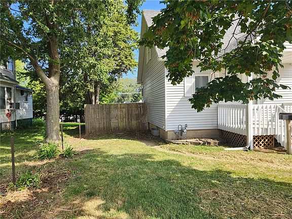 3rd image of 913 E Main St