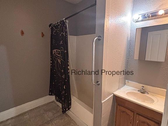 2nd image of 621 E 9th St