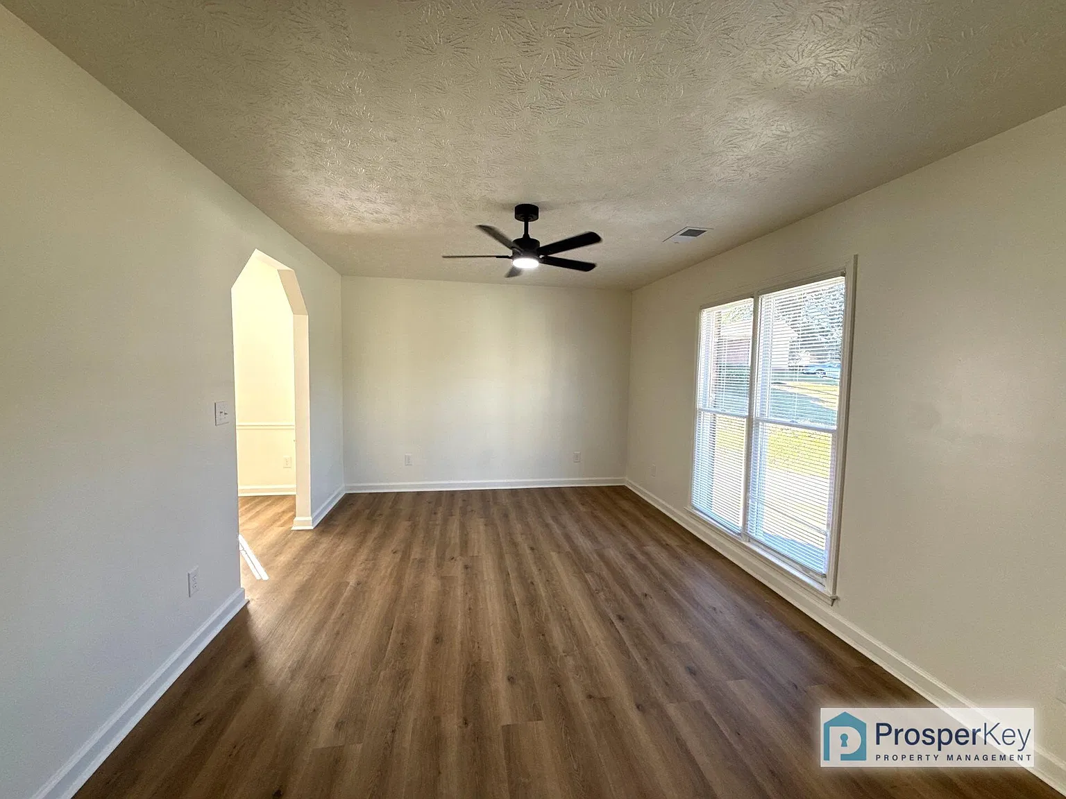 636 Wandering Ct — Photo 2