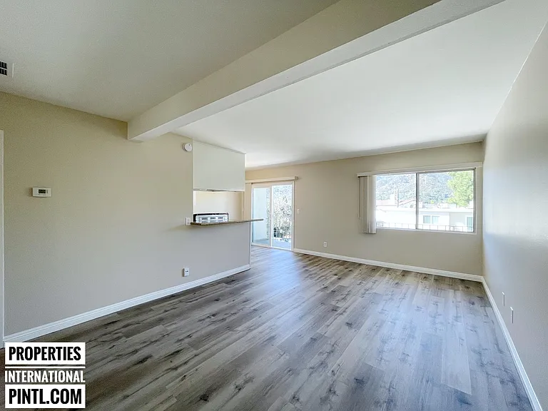 2851 Montrose Ave — Photo 30