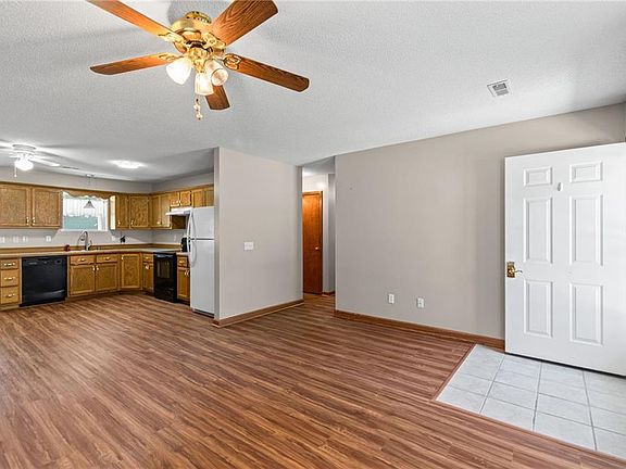 5th image of 607 W 6th St