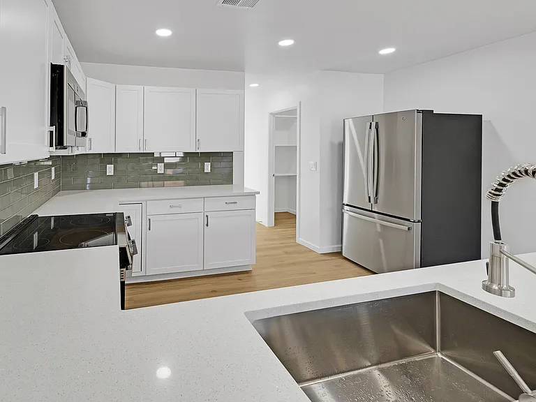 948 E Waverly St #B — Photo 13