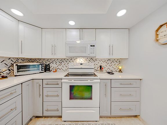 3rd image of 3980 Oaks Clubhouse Drive #210