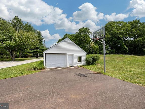 5th image of 355 E Linfield Trappe Rd