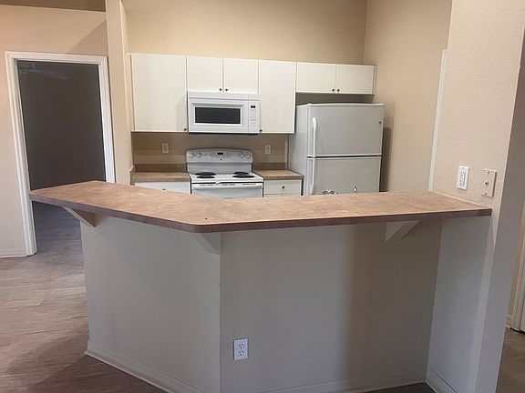 4th image of 1001 SW 35th Ter