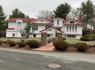 8 Country Club Blvd, Dartmouth, MA 02747