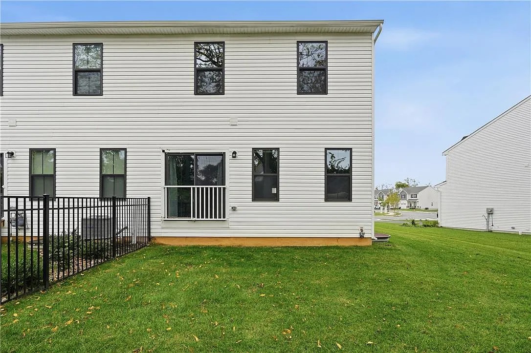 3 bed, 2.5 bath, 2360 sqft, $3,050 — Photo 2