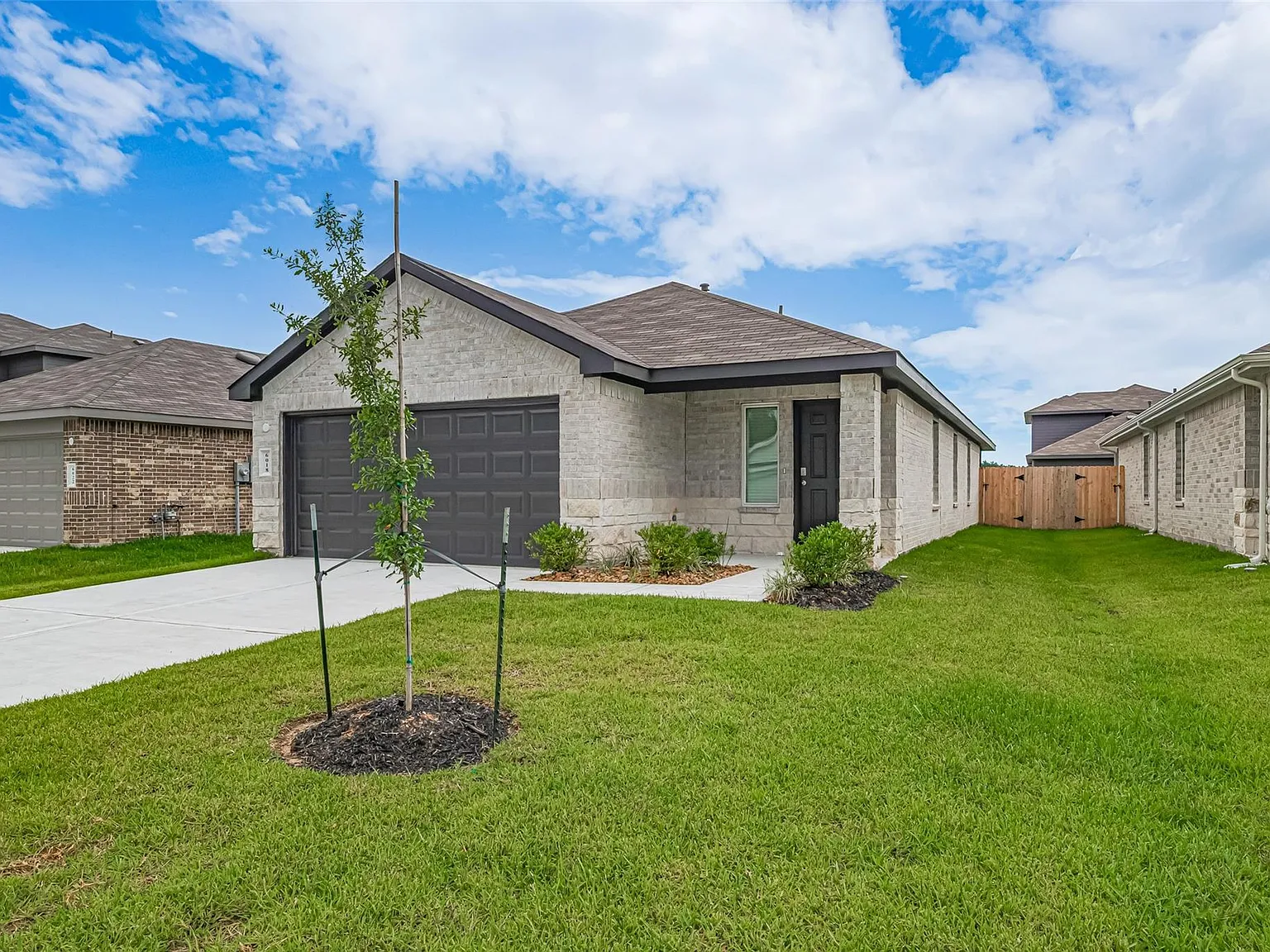 3 bed, 2.0 bath, 1396 sqft, $2,050 — Photo 2