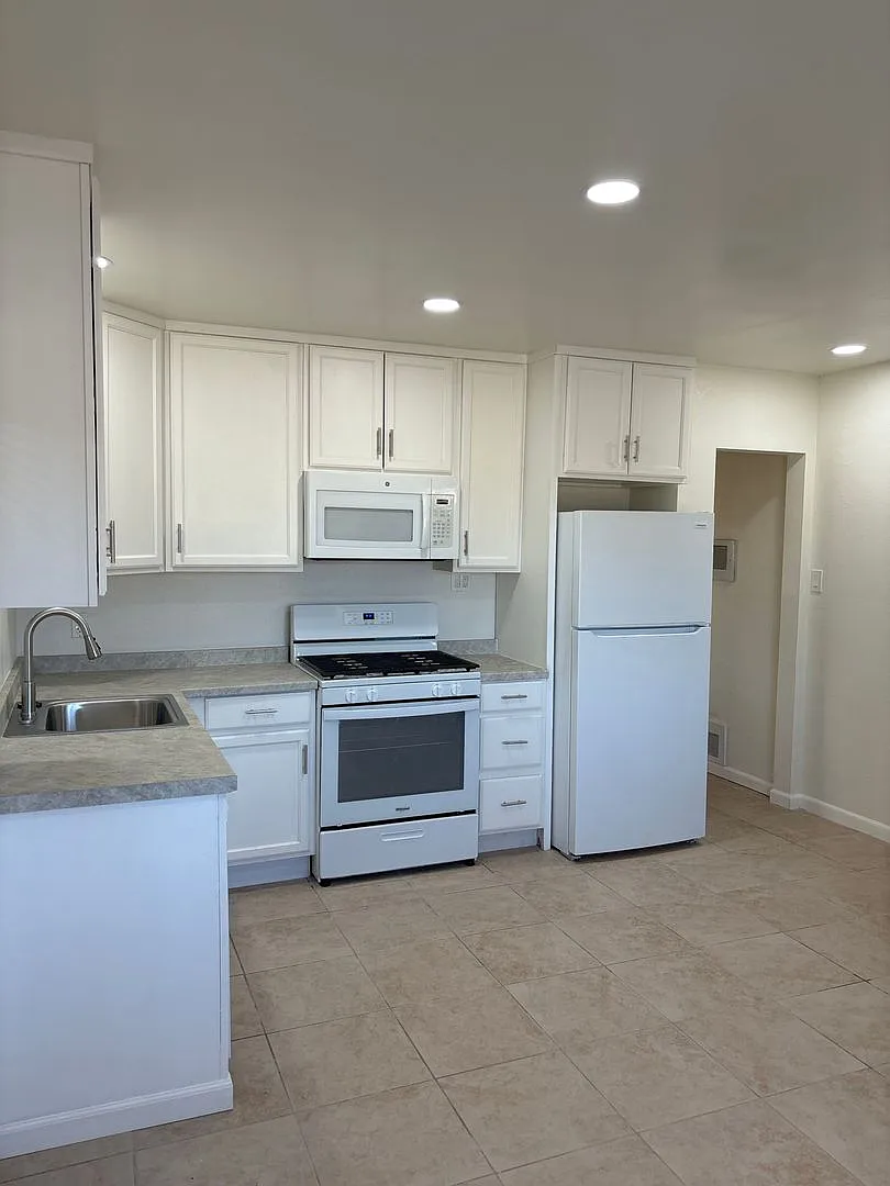 3 bedroom/1 Bathroom ready now! — Photo 4