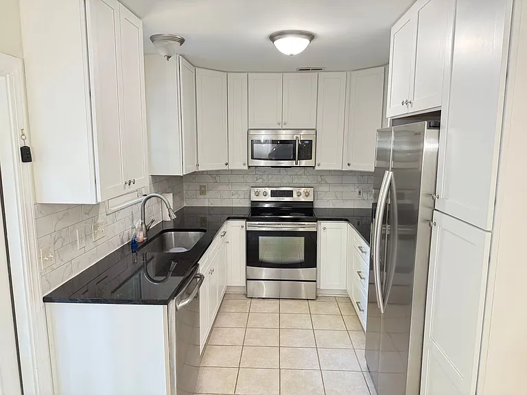 203 Aurora Ln — Photo 6
