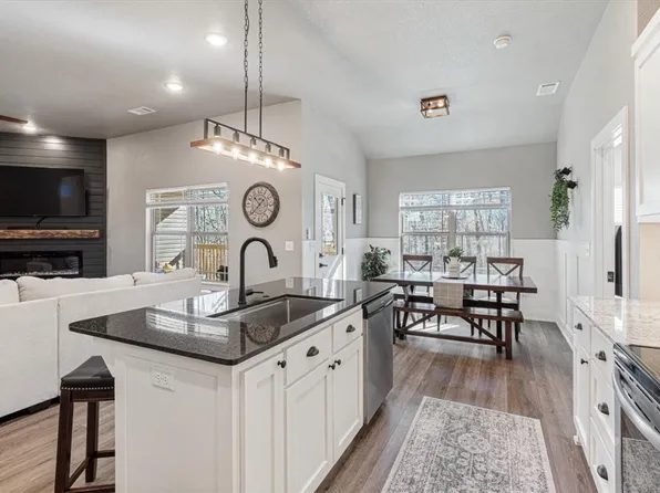 8 Leyland Dr, Bella Vista, AR 72714