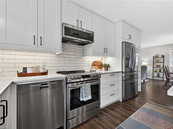 3rd image of 4512 Ivy Gardens Cres