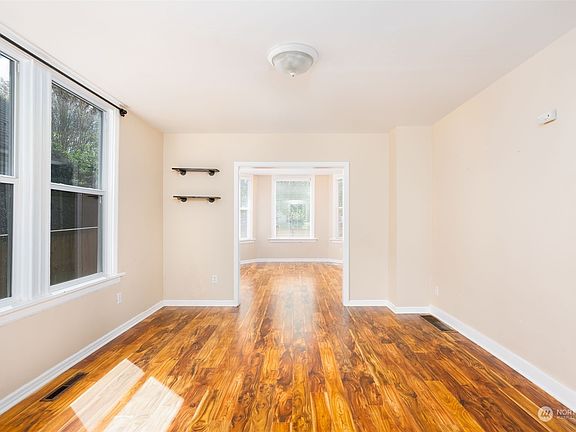 4th image of 615 S Ainsworth Avenue