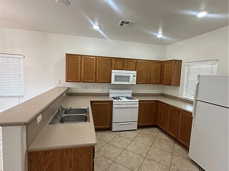 2844 Woodland Park Ave — Photo 3