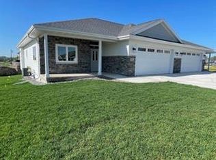 825-827 Vineyard Ct, Cambridge, WI 53523