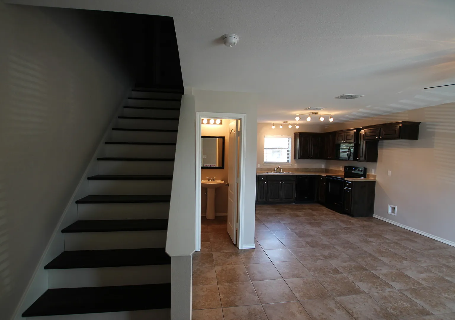 Coming Soon! 1 Bedroom 1.5 Bath Townhome for Rent in Lindale — Photo 1