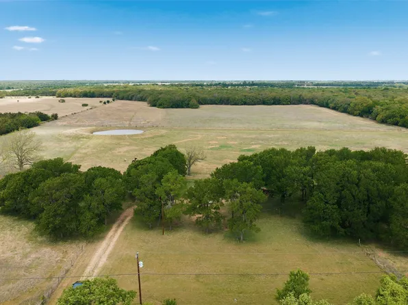 552 W White Oak Rd, West, TX 76691