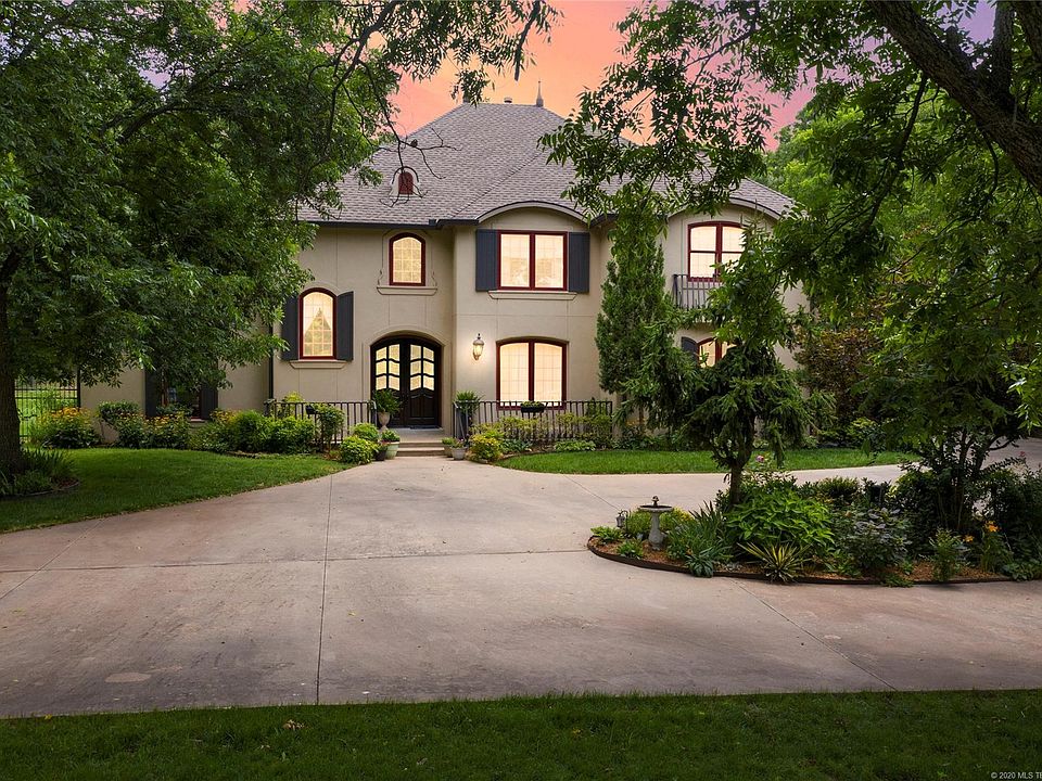 1st image of 215 W Deer Valley Dr