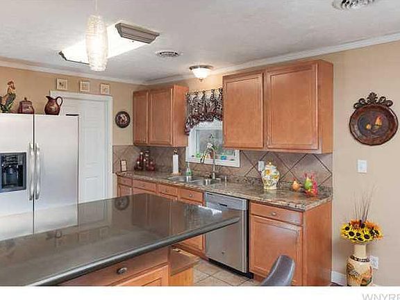 5th image of 36 Campus Dr W