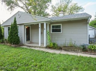 8 Pine St, Carpentersville, IL