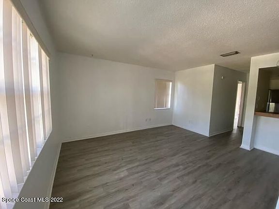 2nd image of 2951 Sir Hamilton Cir #5