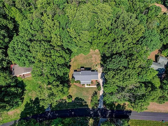 4th image of 220 Saint Andrews Dr