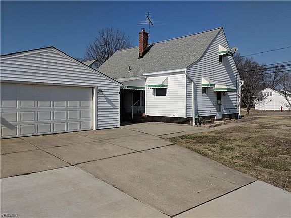 3rd image of 860 E 305th St