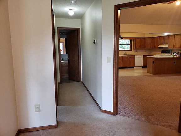 4th image of 289 Woodlawn Dr