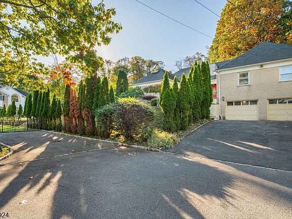 3rd image of 11 Mountain Way South