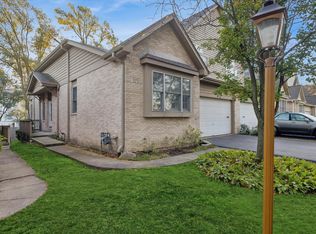 315 Regal Ct, Clarendon Hills, IL 60514