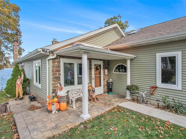 33766 Forest Beach Dr, Eau Claire, MI 49111