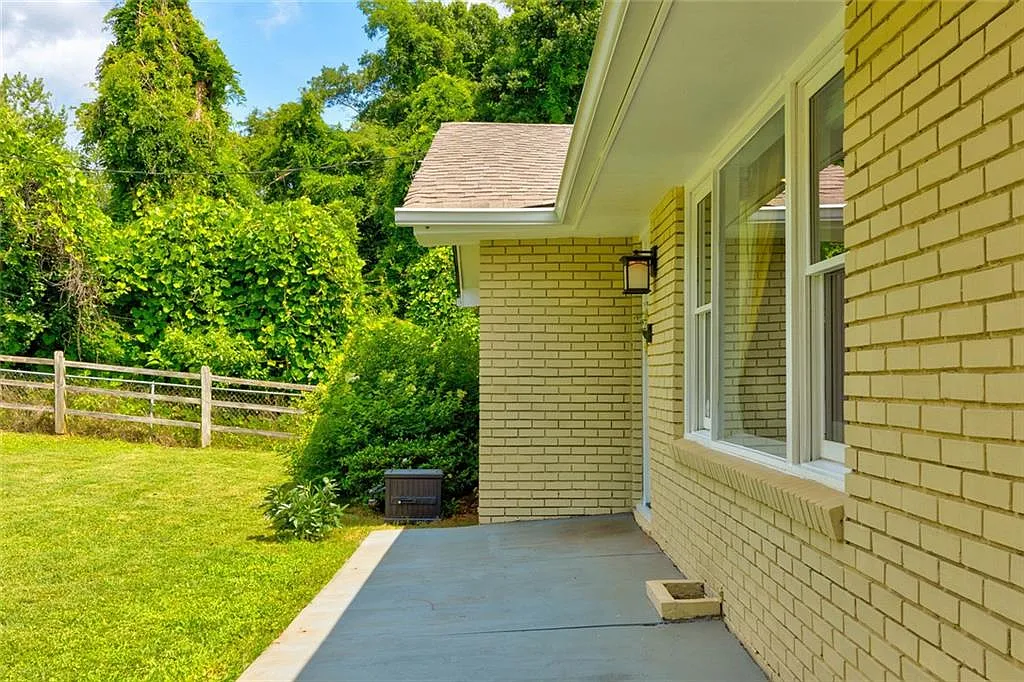 3 bed, 2.0 bath, 2852 sqft, $2,500 — Photo 2