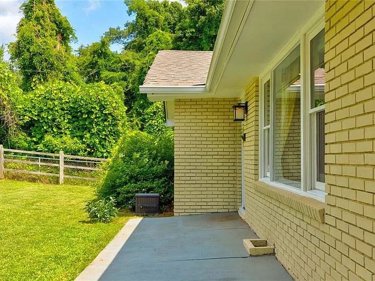 1848 Winthrop Dr SE — Photo 2