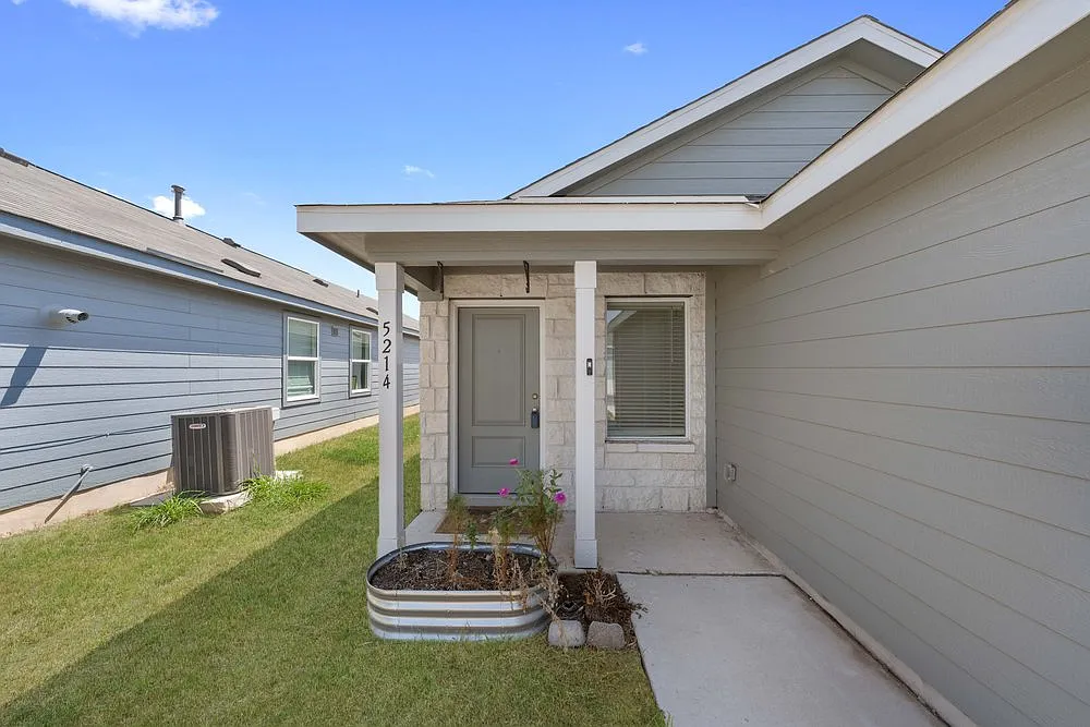 Charming 3-Bed Home with Fenced Yard and Garage in San Antonio $1,600/mo — Photo 3