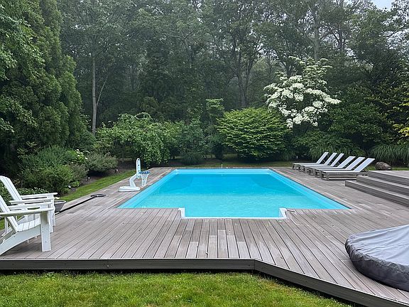 4th image of 12 Bay Colony Ct