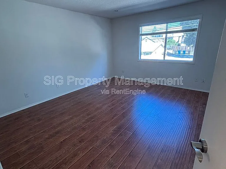 10208 Pinewood Ave #5 — Photo 6