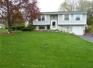 90 Falcon Dr, West Henrietta, NY 14586