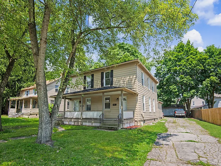 240 Warren Ave — Photo 2