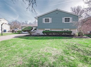 72 Woodbury Dr, Lockport, NY 14094