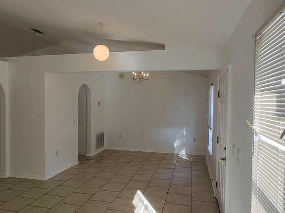 4th image of 19 Leidel Dr