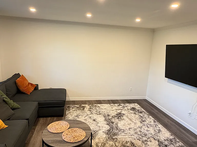 2558 Crown Dr — Photo 3