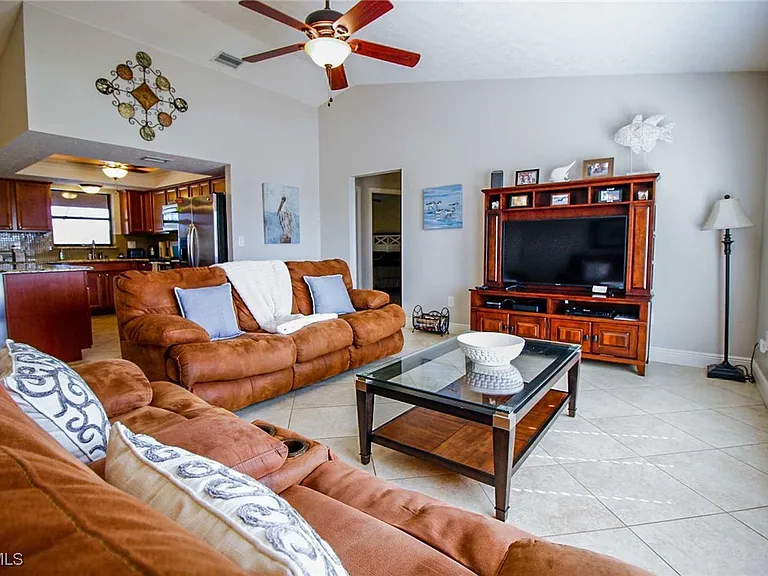 1403 SW 40th Ter — Photo 5
