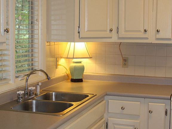Eat-in Kitchen