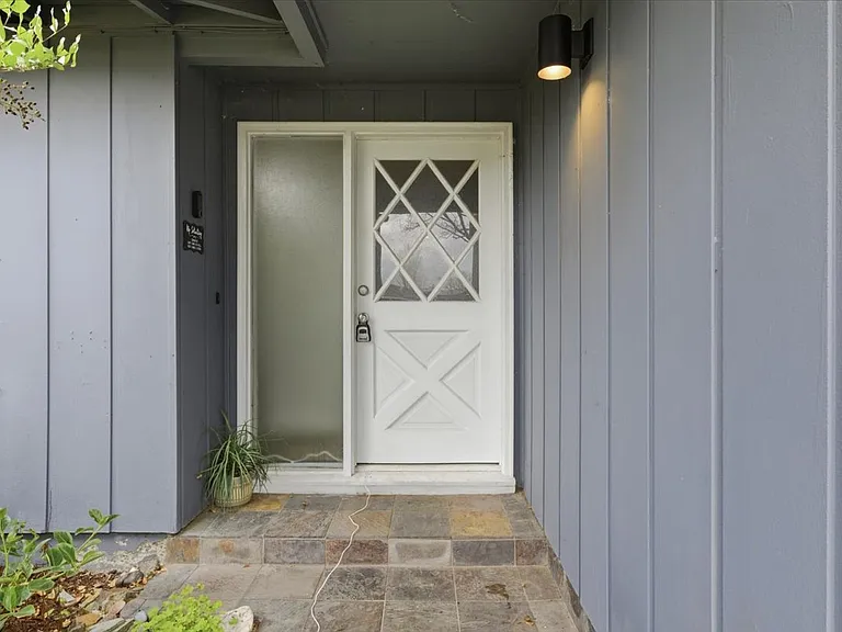 2500 Alma Dr — Photo 4